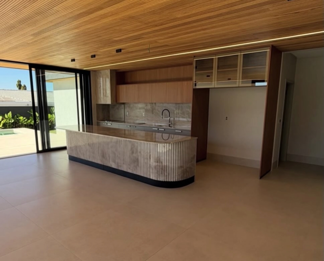 Sobrado novo de alto padrão à venda no Alphaville Ipês — Casa em condomínio à venda em Residencial Alphaville Flamboyant (foto 2)